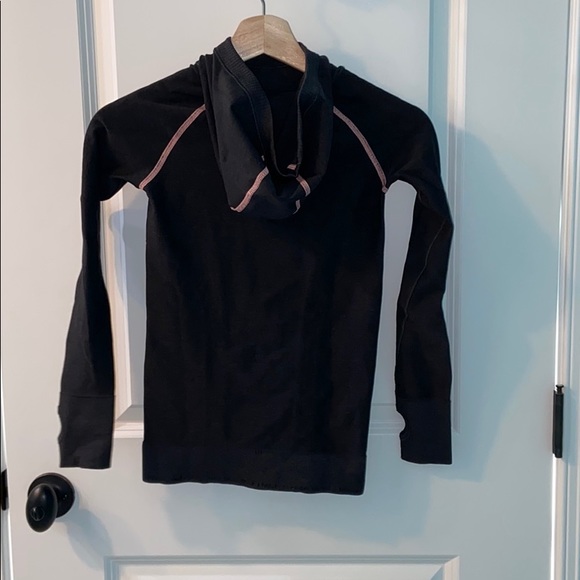 Long sleeve athletic T-shirt with hood from Ivivva - Picture 3 of 5